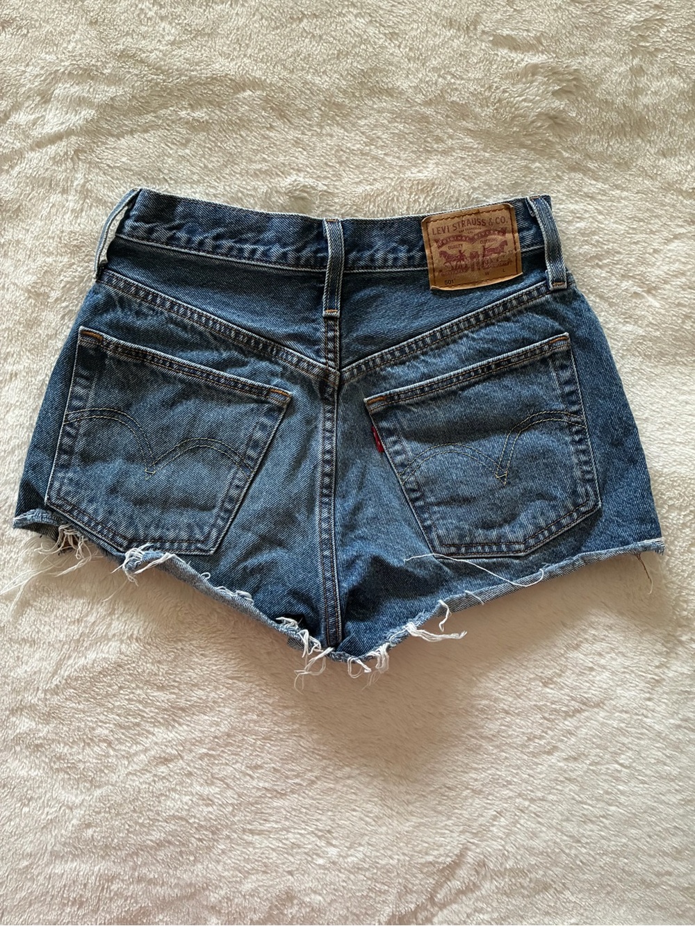 Cutie Levi’s cutoffs 🔥